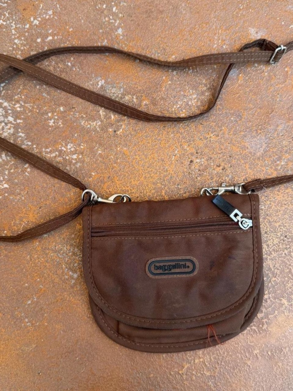 Brown vintage mini crossbody baggallini bag with adjustable strap #crossbodybag